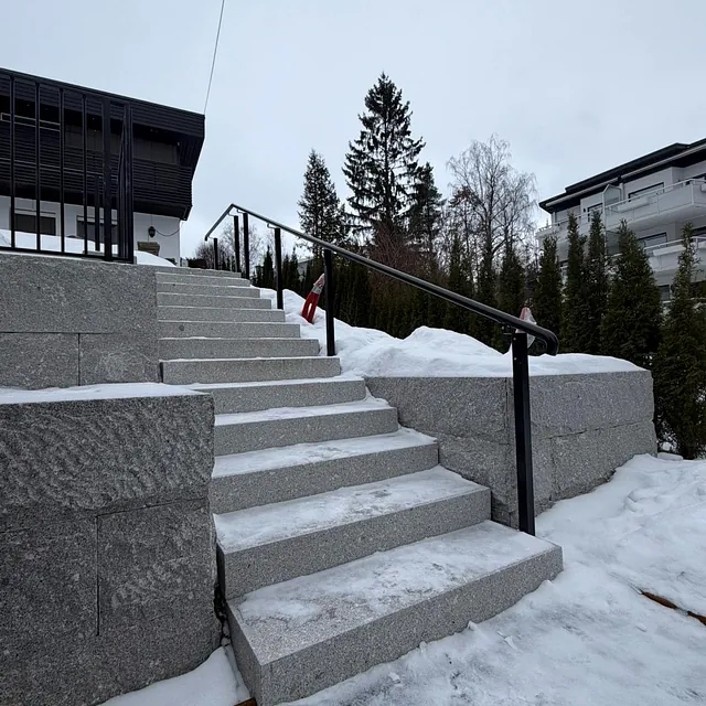 Betongtrapp med snø