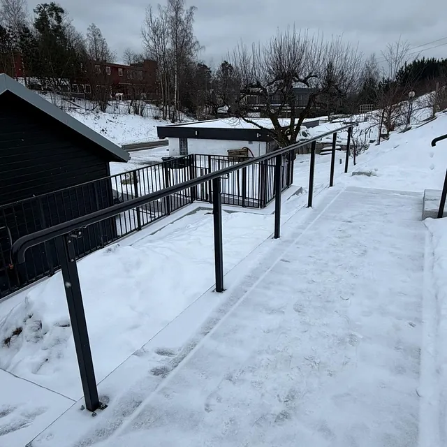 Sort rekkverk ved betongtrapp